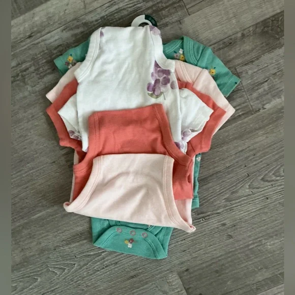 Carter's set of 4 baby girl's 0-3 months short-sleeve onesies - Picture 3 of 5